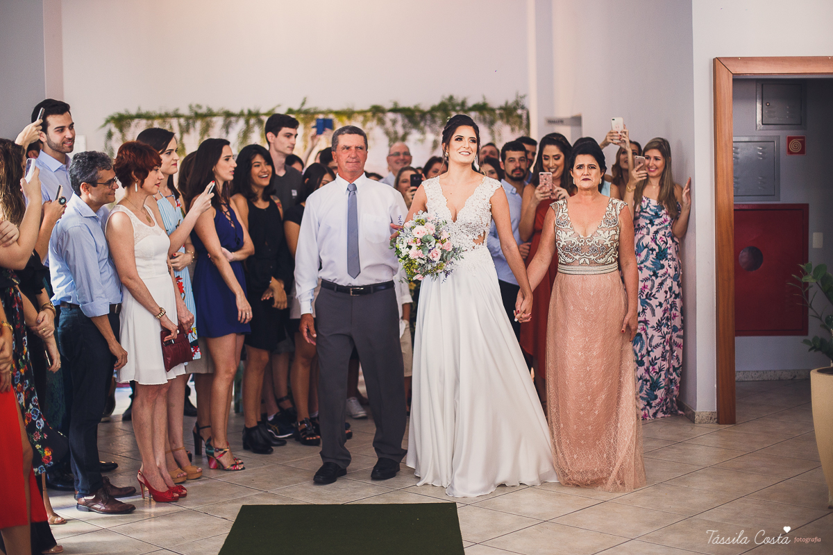 casamento intimista feito na área de lazer do prédio, em jardim da penha, fotografia de casamento em vitória es, bruna e andré, cachorrinho levando as alianças, decoração para mini casamento na hora do almoço 