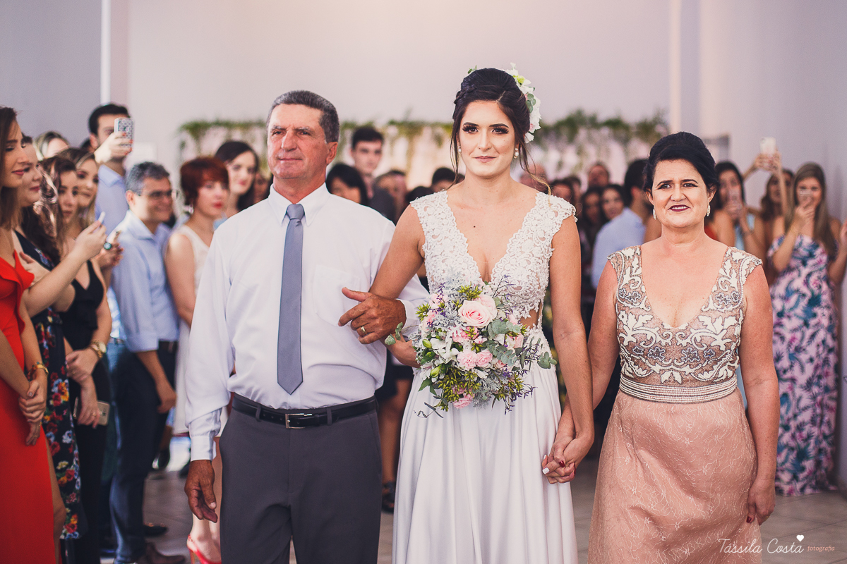casamento intimista feito na área de lazer do prédio, em jardim da penha, fotografia de casamento em vitória es, bruna e andré, cachorrinho levando as alianças, decoração para mini casamento na hora do almoço 