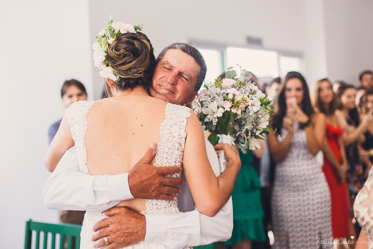 casamento intimista feito na área de lazer do prédio, em jardim da penha, fotografia de casamento em vitória es, bruna e andré, cachorrinho levando as alianças, decoração para mini casamento na hora do almoço 