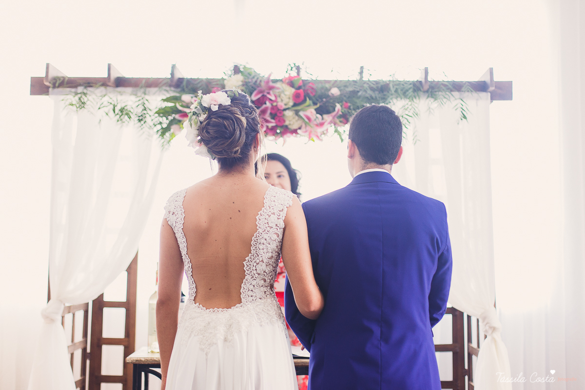 casamento intimista feito na área de lazer do prédio, em jardim da penha, fotografia de casamento em vitória es, bruna e andré, cachorrinho levando as alianças, decoração para mini casamento na hora do almoço 