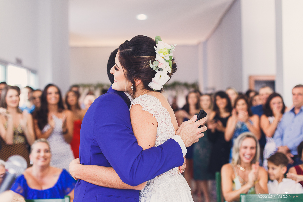 casamento intimista feito na área de lazer do prédio, em jardim da penha, fotografia de casamento em vitória es, bruna e andré, cachorrinho levando as alianças, decoração para mini casamento na hora do almoço 