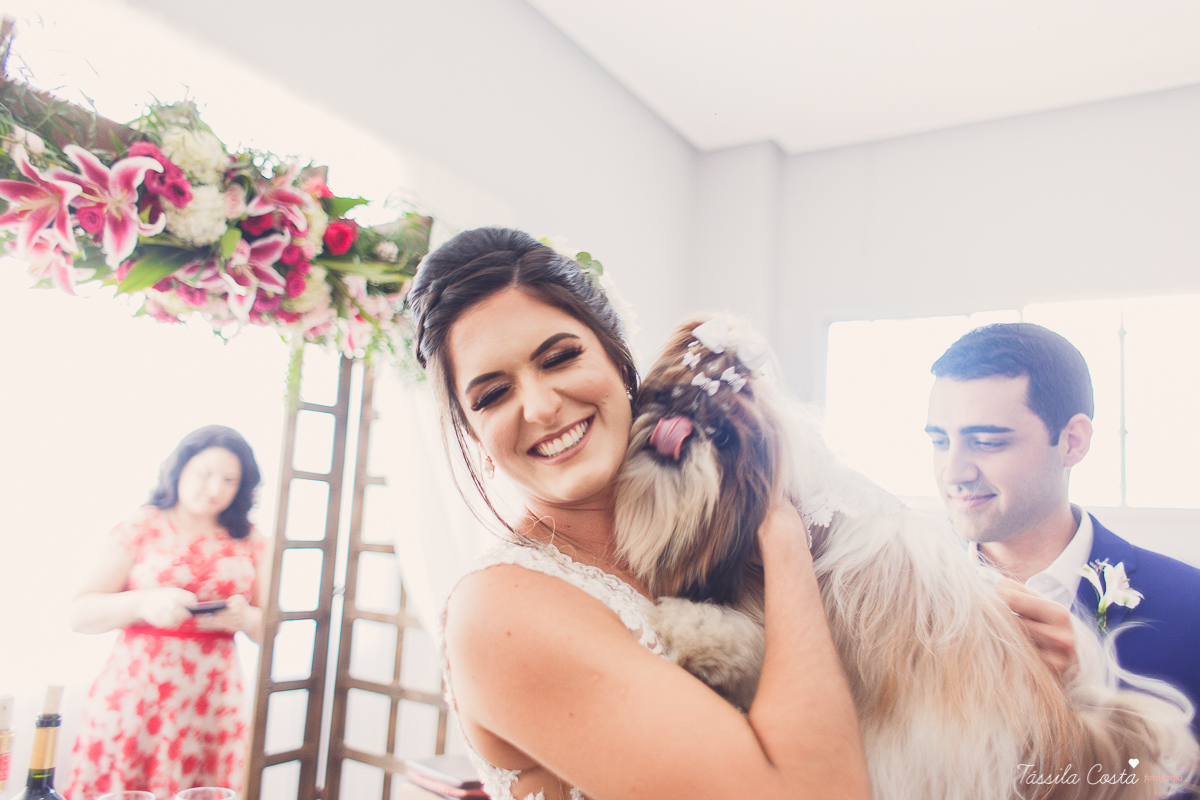 casamento intimista feito na área de lazer do prédio, em jardim da penha, fotografia de casamento em vitória es, bruna e andré, cachorrinho levando as alianças, decoração para mini casamento na hora do almoço 