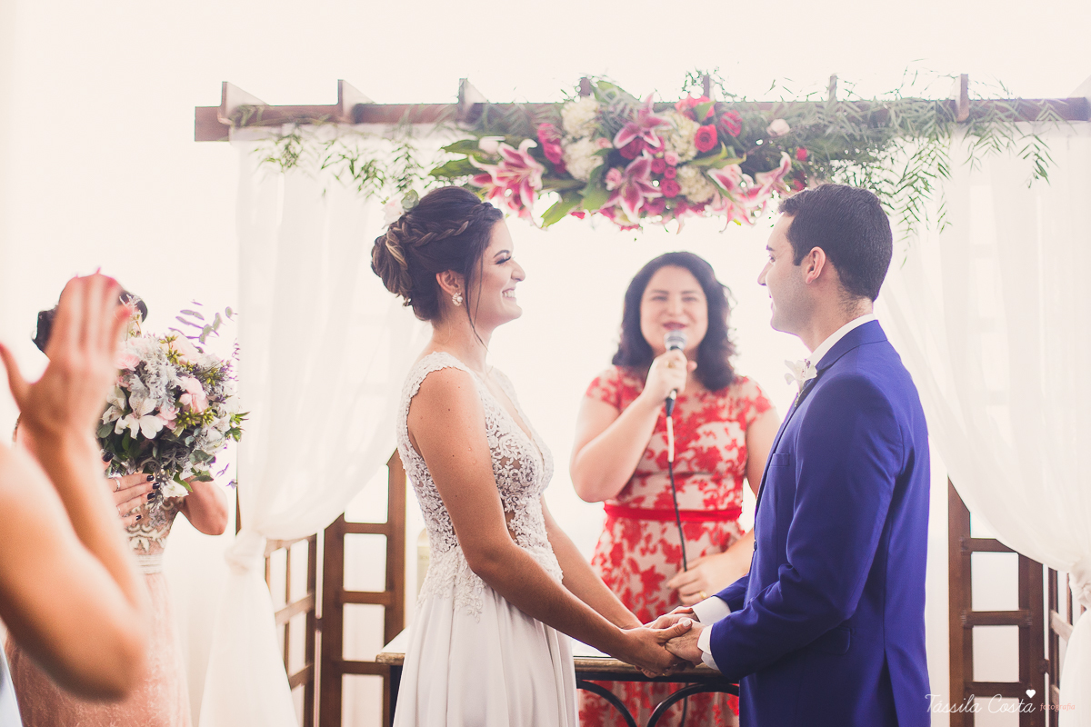 casamento intimista feito na área de lazer do prédio, em jardim da penha, fotografia de casamento em vitória es, bruna e andré, cachorrinho levando as alianças, decoração para mini casamento na hora do almoço 
