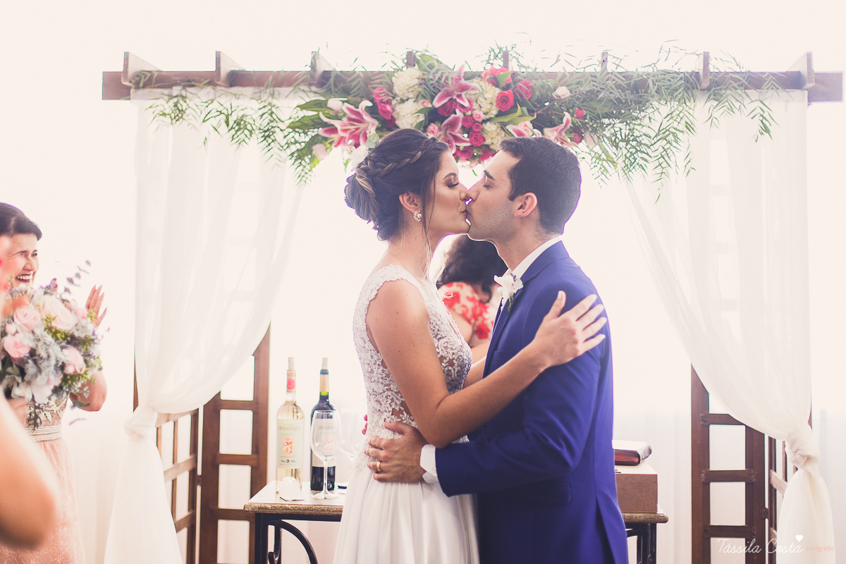 casamento intimista feito na área de lazer do prédio, em jardim da penha, fotografia de casamento em vitória es, bruna e andré, cachorrinho levando as alianças, decoração para mini casamento na hora do almoço 