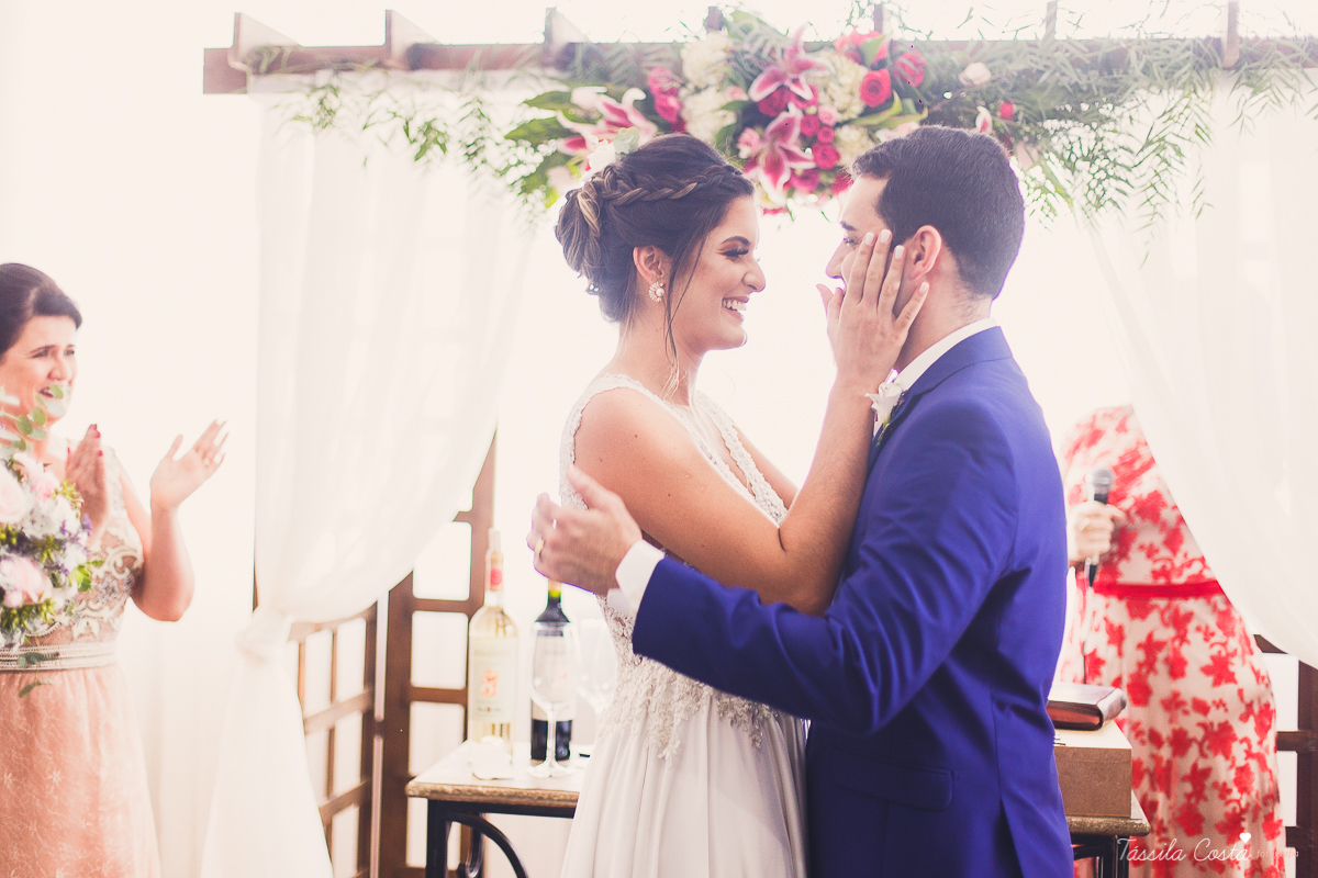 casamento intimista feito na área de lazer do prédio, em jardim da penha, fotografia de casamento em vitória es, bruna e andré, cachorrinho levando as alianças, decoração para mini casamento na hora do almoço 