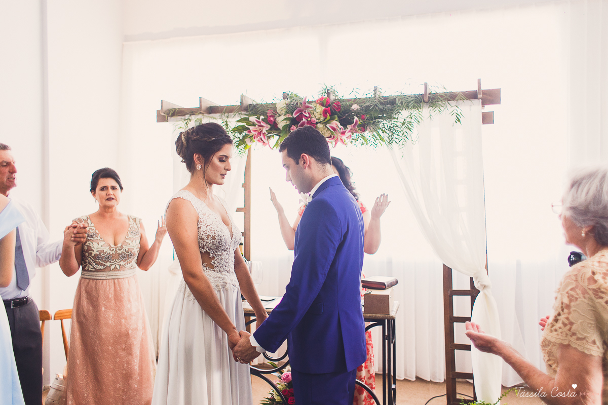 casamento intimista feito na área de lazer do prédio, em jardim da penha, fotografia de casamento em vitória es, bruna e andré, cachorrinho levando as alianças, decoração para mini casamento na hora do almoço 