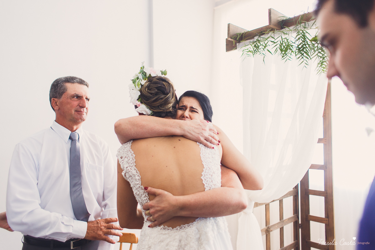 casamento intimista feito na área de lazer do prédio, em jardim da penha, fotografia de casamento em vitória es, bruna e andré, cachorrinho levando as alianças, decoração para mini casamento na hora do almoço 