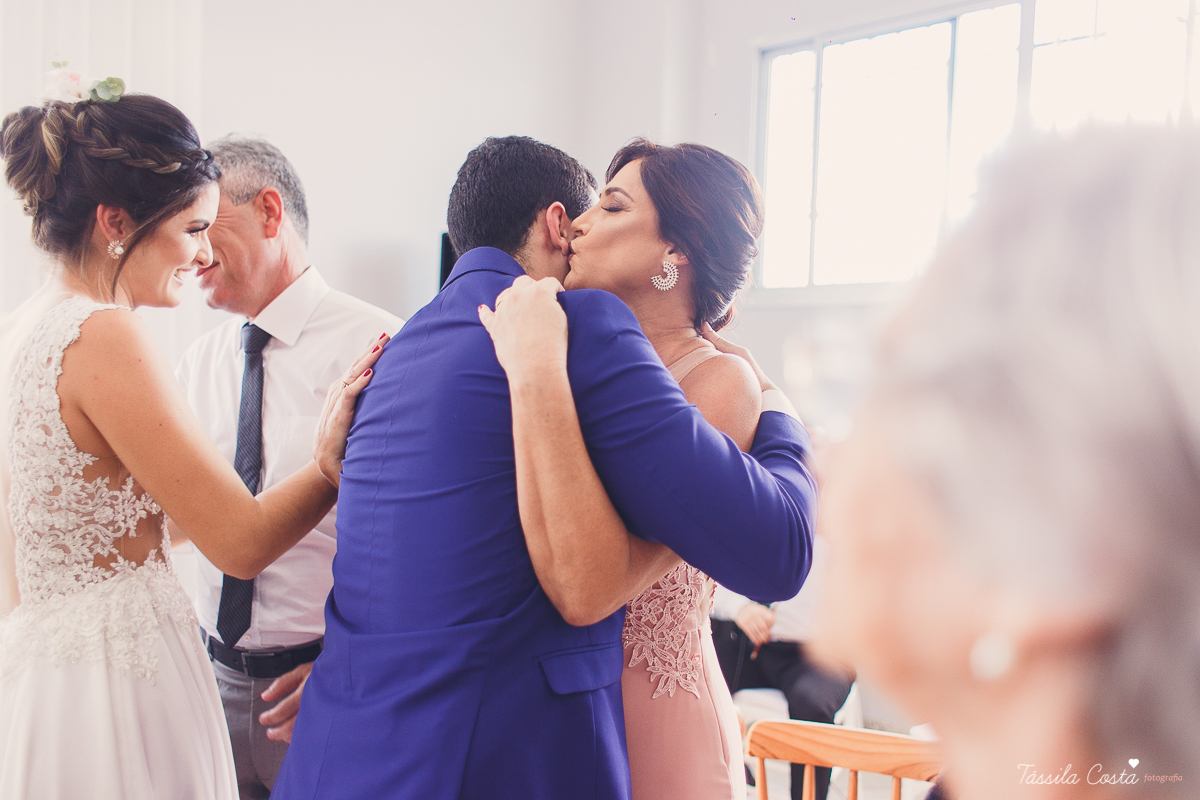 casamento intimista feito na área de lazer do prédio, em jardim da penha, fotografia de casamento em vitória es, bruna e andré, cachorrinho levando as alianças, decoração para mini casamento na hora do almoço 