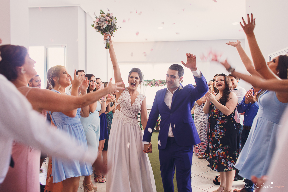 casamento intimista feito na área de lazer do prédio, em jardim da penha, fotografia de casamento em vitória es, bruna e andré, cachorrinho levando as alianças, decoração para mini casamento na hora do almoço 