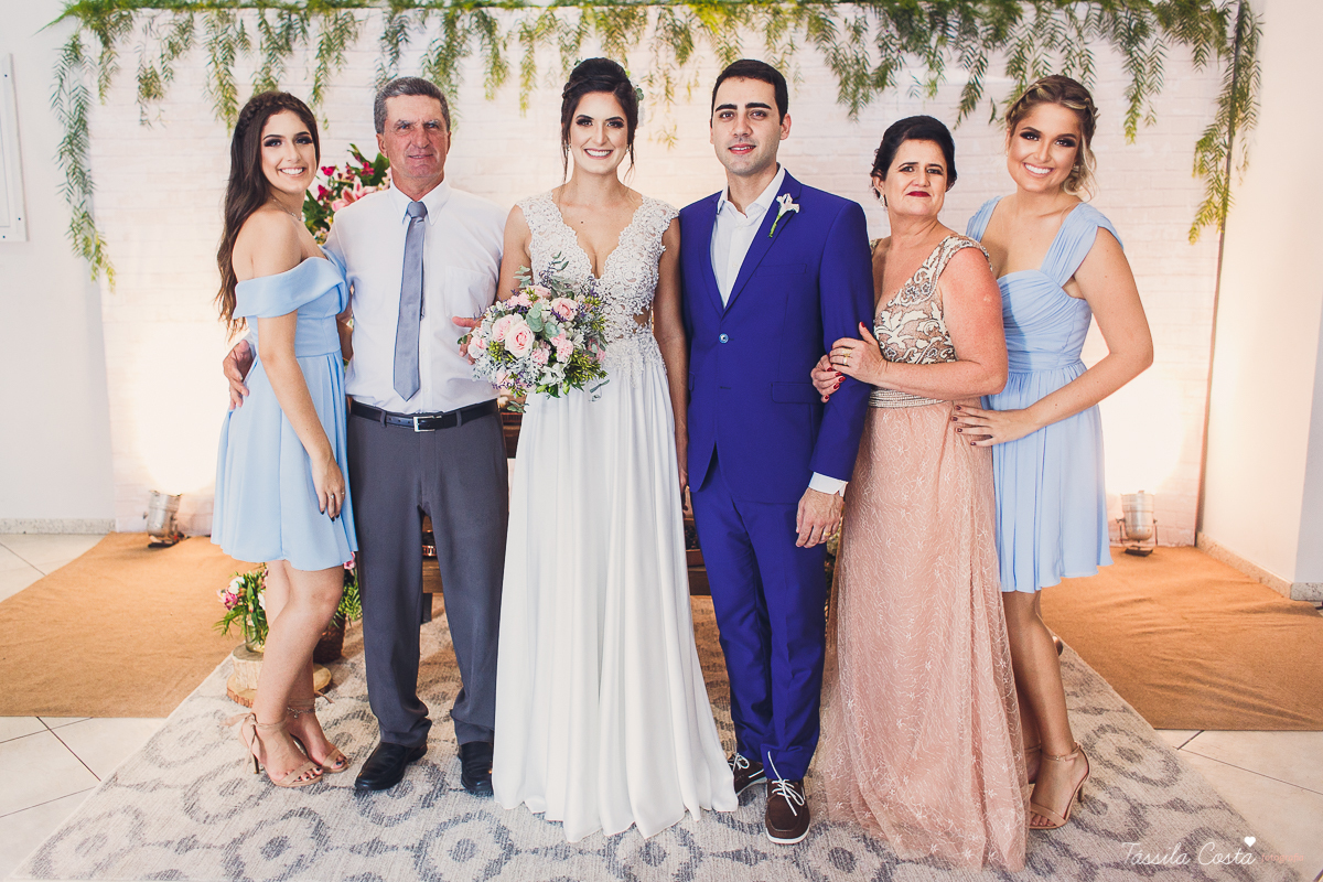casamento intimista feito na área de lazer do prédio, em jardim da penha, fotografia de casamento em vitória es, bruna e andré, cachorrinho levando as alianças, decoração para mini casamento na hora do almoço 