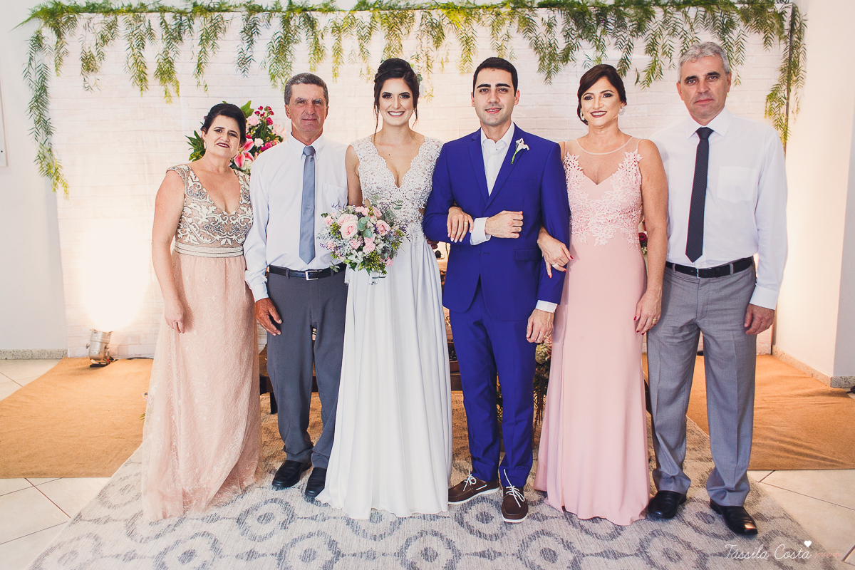 casamento intimista feito na área de lazer do prédio, em jardim da penha, fotografia de casamento em vitória es, bruna e andré, cachorrinho levando as alianças, decoração para mini casamento na hora do almoço 