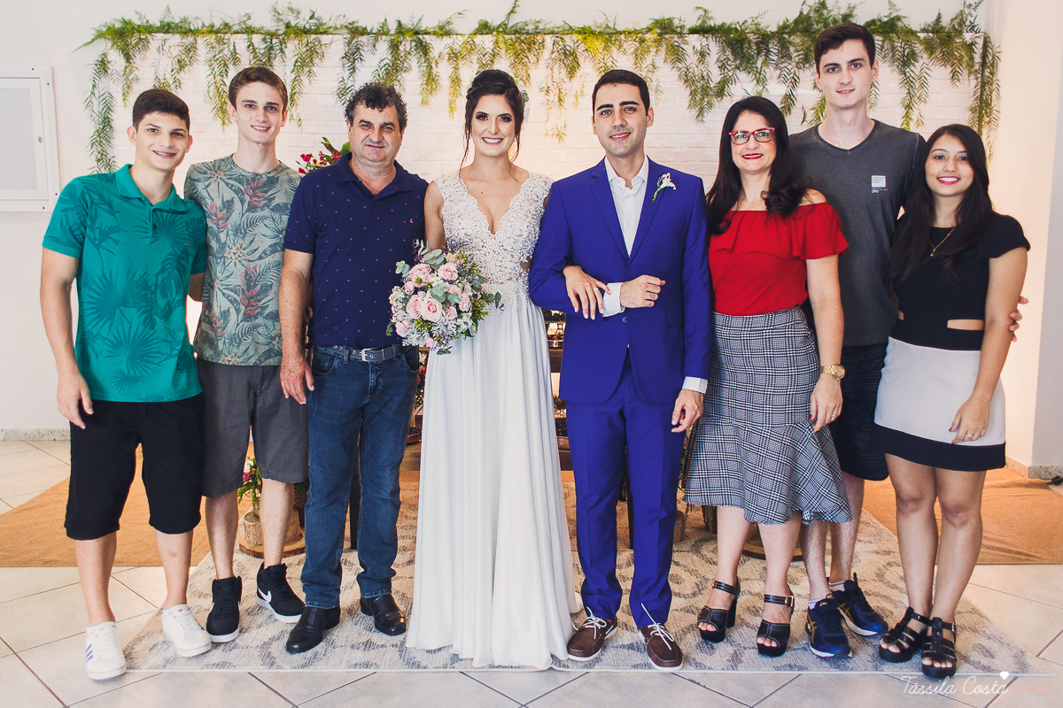 casamento intimista feito na área de lazer do prédio, em jardim da penha, fotografia de casamento em vitória es, bruna e andré, cachorrinho levando as alianças, decoração para mini casamento na hora do almoço 