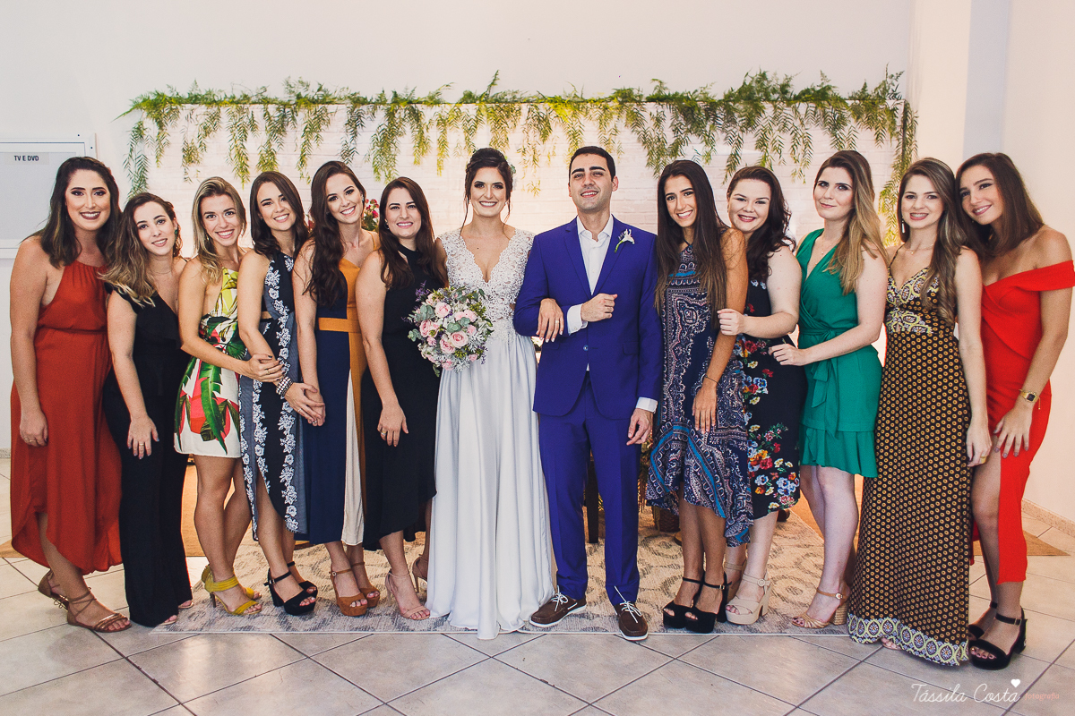 casamento intimista feito na área de lazer do prédio, em jardim da penha, fotografia de casamento em vitória es, bruna e andré, cachorrinho levando as alianças, decoração para mini casamento na hora do almoço 