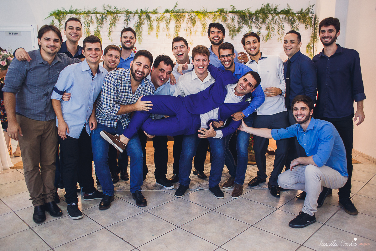 casamento intimista feito na área de lazer do prédio, em jardim da penha, fotografia de casamento em vitória es, bruna e andré, cachorrinho levando as alianças, decoração para mini casamento na hora do almoço 