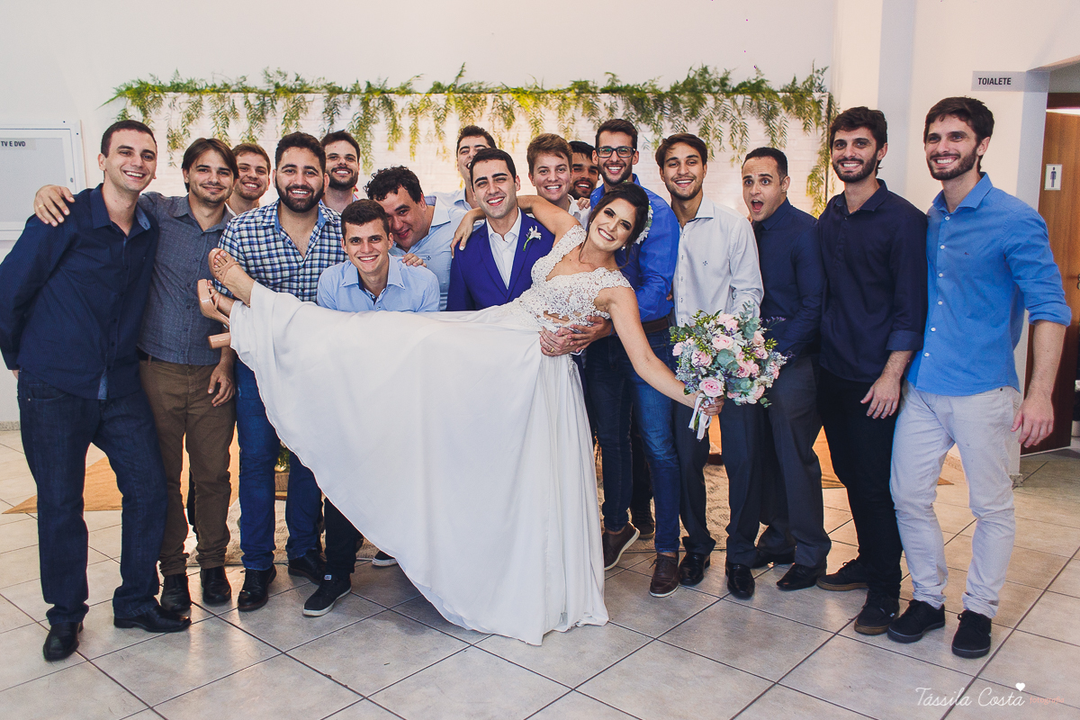 casamento intimista feito na área de lazer do prédio, em jardim da penha, fotografia de casamento em vitória es, bruna e andré, cachorrinho levando as alianças, decoração para mini casamento na hora do almoço 