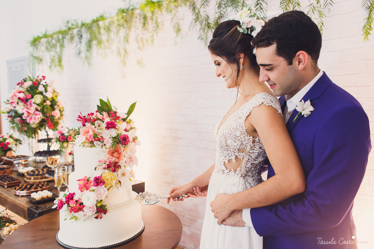 casamento intimista feito na área de lazer do prédio, em jardim da penha, fotografia de casamento em vitória es, bruna e andré, cachorrinho levando as alianças, decoração para mini casamento na hora do almoço 