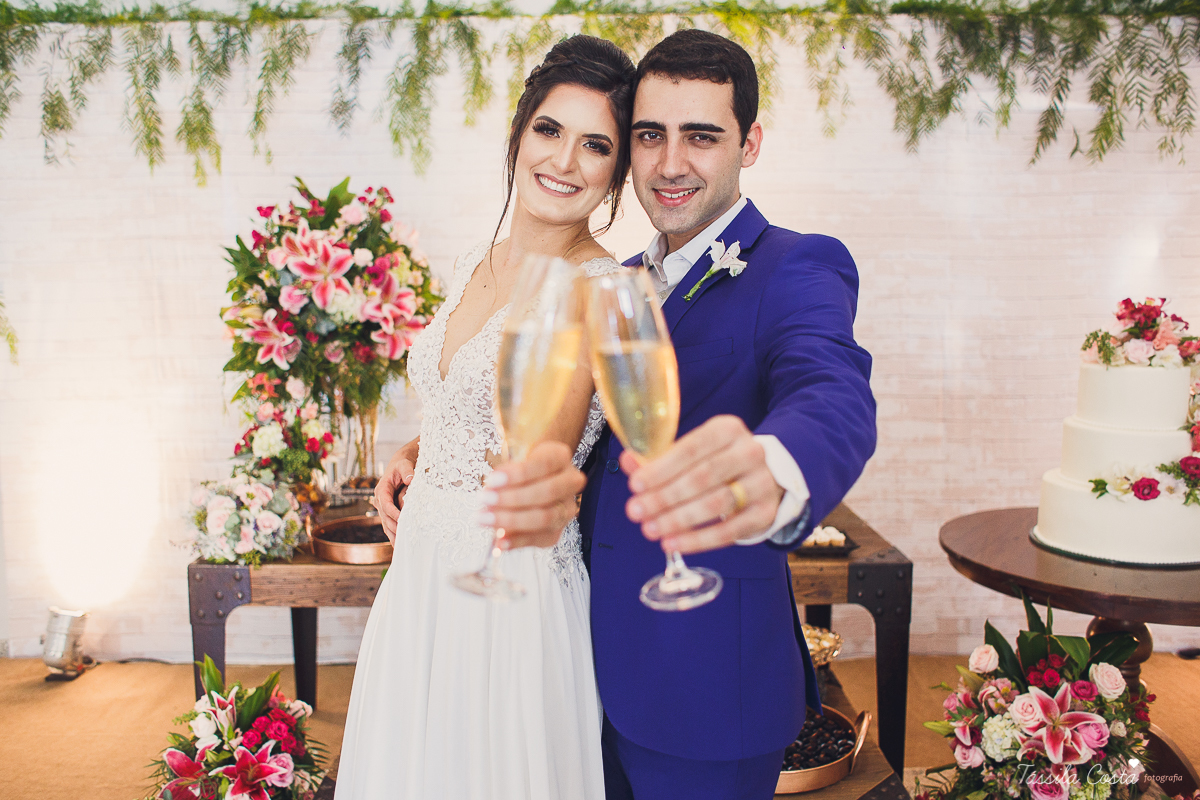 casamento intimista feito na área de lazer do prédio, em jardim da penha, fotografia de casamento em vitória es, bruna e andré, cachorrinho levando as alianças, decoração para mini casamento na hora do almoço 