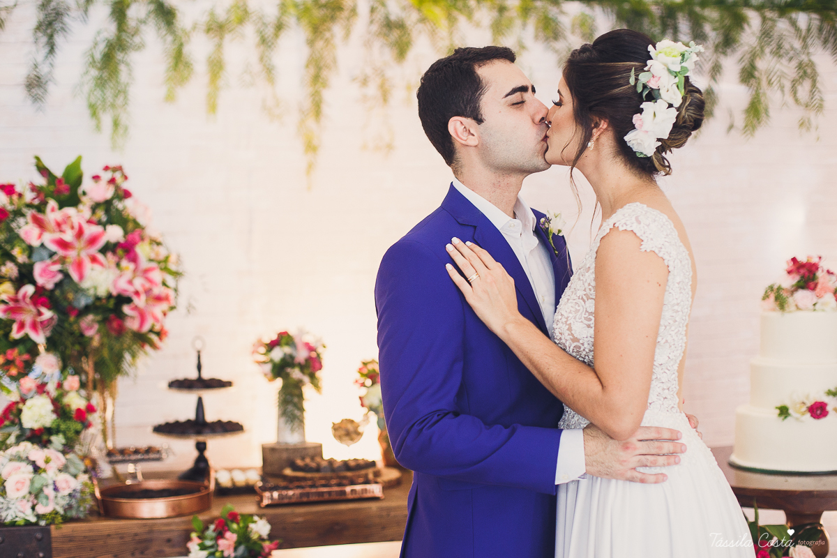 casamento intimista feito na área de lazer do prédio, em jardim da penha, fotografia de casamento em vitória es, bruna e andré, cachorrinho levando as alianças, decoração para mini casamento na hora do almoço 