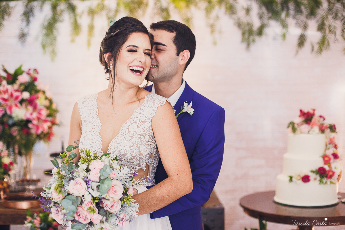 casamento intimista feito na área de lazer do prédio, em jardim da penha, fotografia de casamento em vitória es, bruna e andré, cachorrinho levando as alianças, decoração para mini casamento na hora do almoço 