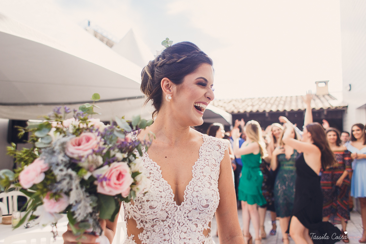 casamento intimista feito na área de lazer do prédio, em jardim da penha, fotografia de casamento em vitória es, bruna e andré, cachorrinho levando as alianças, decoração para mini casamento na hora do almoço 