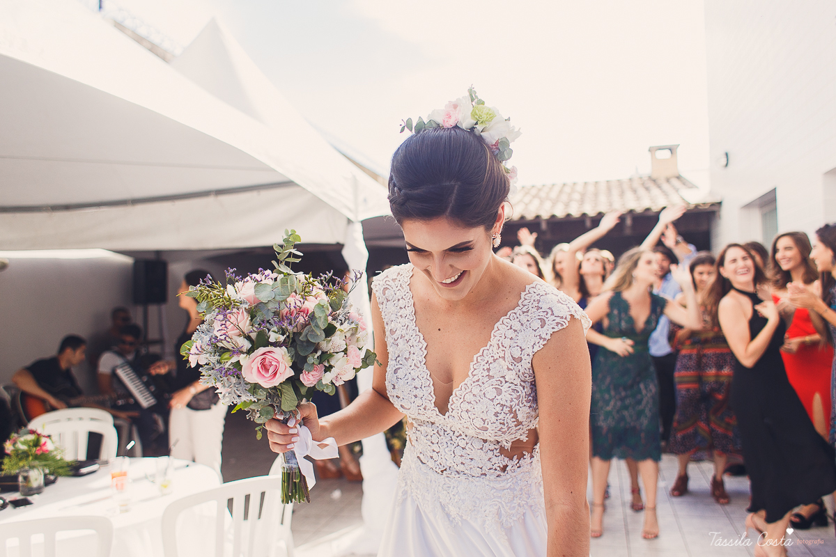 casamento intimista feito na área de lazer do prédio, em jardim da penha, fotografia de casamento em vitória es, bruna e andré, cachorrinho levando as alianças, decoração para mini casamento na hora do almoço 