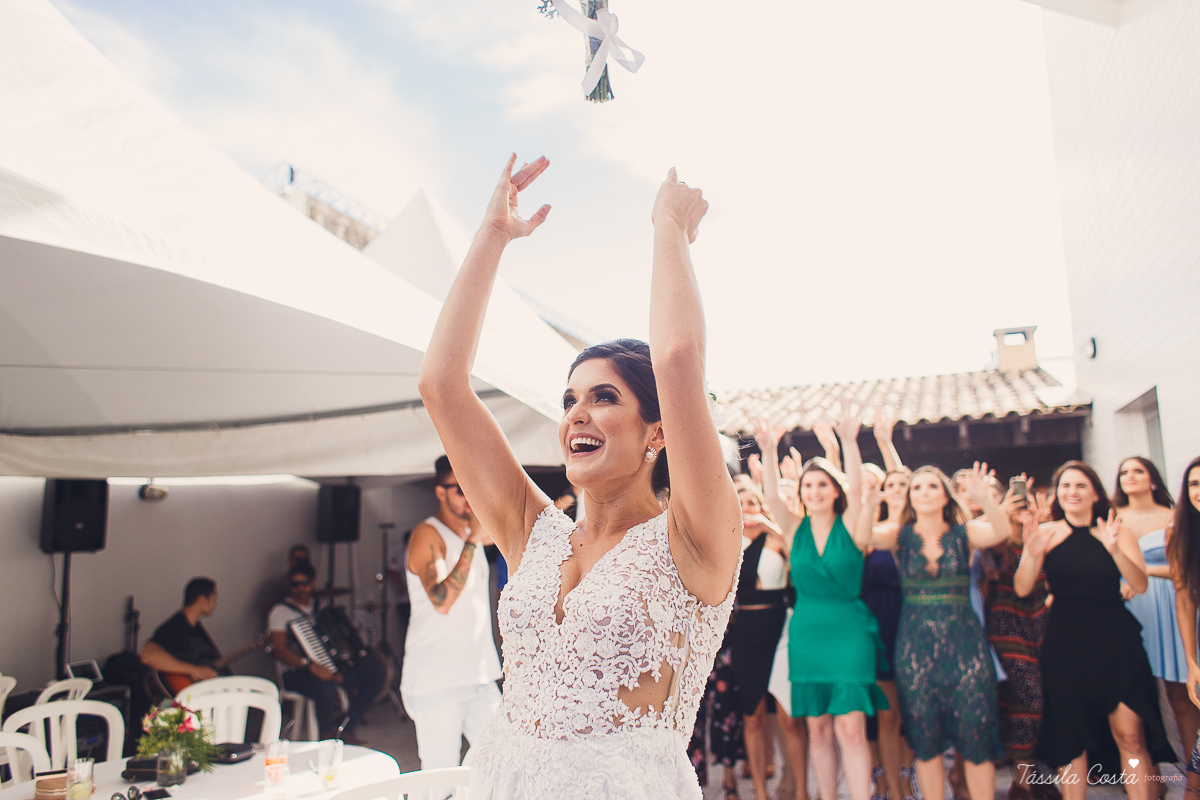 casamento intimista feito na área de lazer do prédio, em jardim da penha, fotografia de casamento em vitória es, bruna e andré, cachorrinho levando as alianças, decoração para mini casamento na hora do almoço 