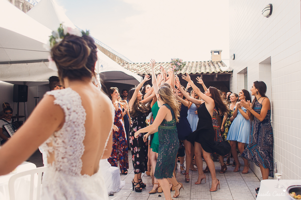 casamento intimista feito na área de lazer do prédio, em jardim da penha, fotografia de casamento em vitória es, bruna e andré, cachorrinho levando as alianças, decoração para mini casamento na hora do almoço 
