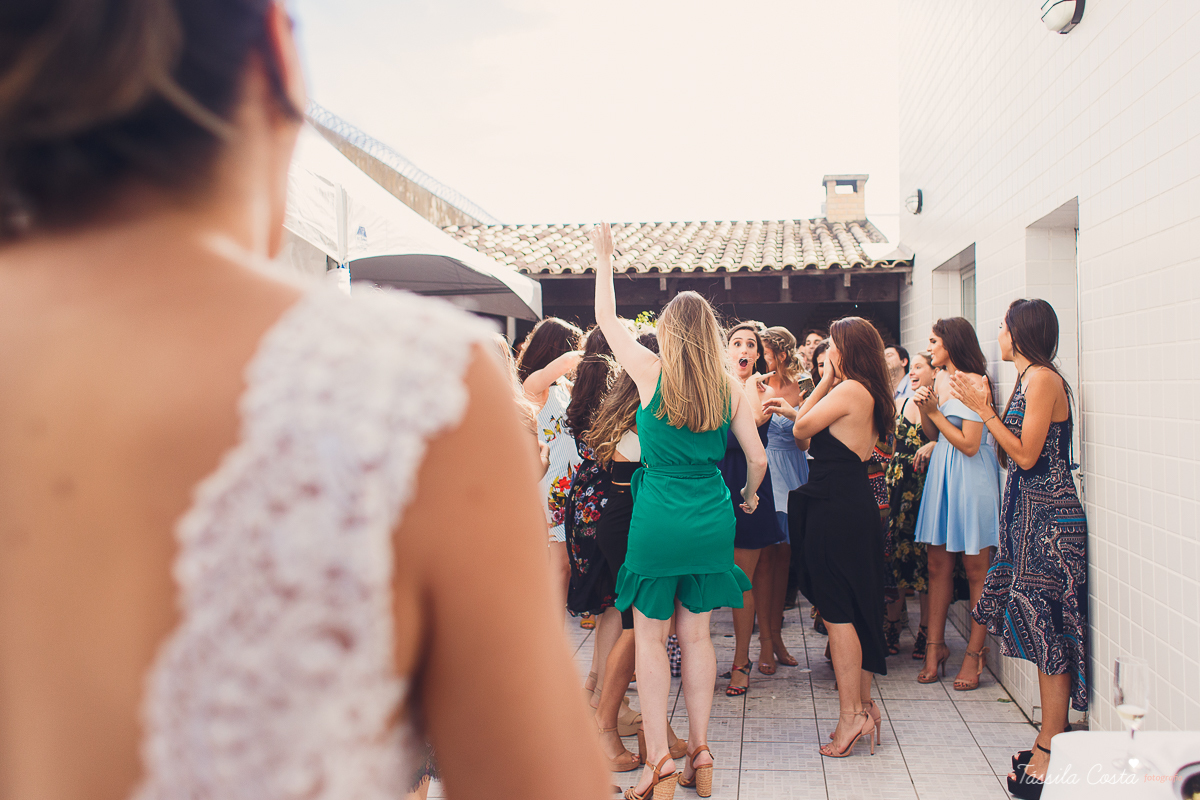 casamento intimista feito na área de lazer do prédio, em jardim da penha, fotografia de casamento em vitória es, bruna e andré, cachorrinho levando as alianças, decoração para mini casamento na hora do almoço 