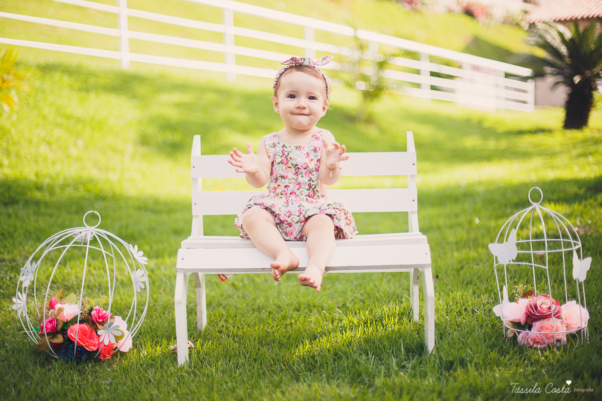 ensaio externo, clara 9 meses, fotos fofas com bebê de 9 meses, mãe de menina, mundo rosa, fotos feitas no condomínio de casas na serra, vitória es, tássila costa fotografia