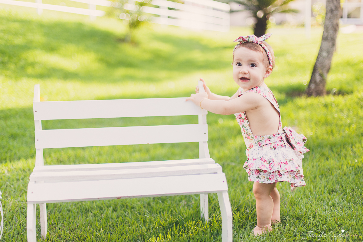 ensaio externo, clara 9 meses, fotos fofas com bebê de 9 meses, mãe de menina, mundo rosa, fotos feitas no condomínio de casas na serra, vitória es, tássila costa fotografia