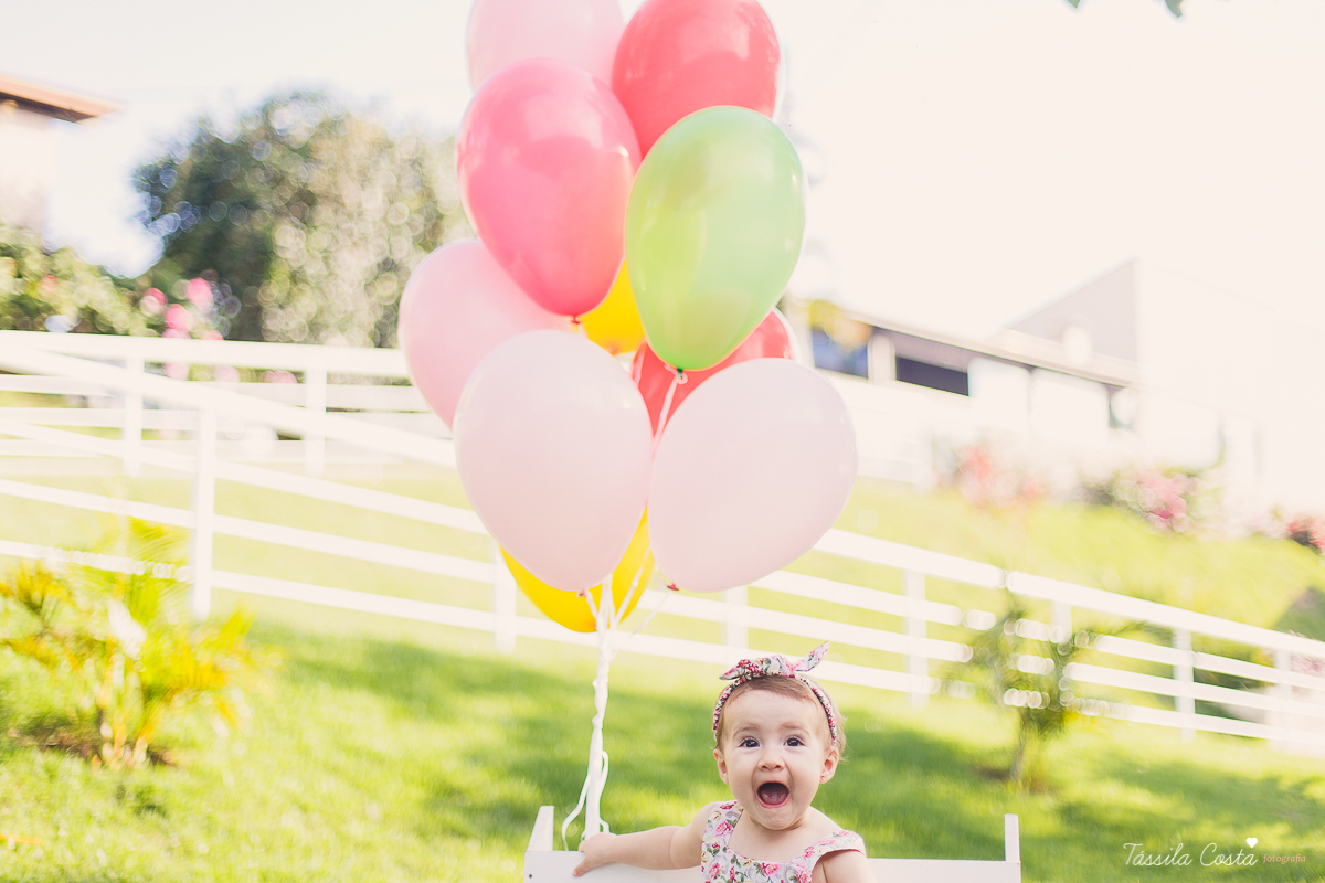 ensaio externo, clara 9 meses, fotos fofas com bebê de 9 meses, mãe de menina, mundo rosa, fotos feitas no condomínio de casas na serra, vitória es, tássila costa fotografia