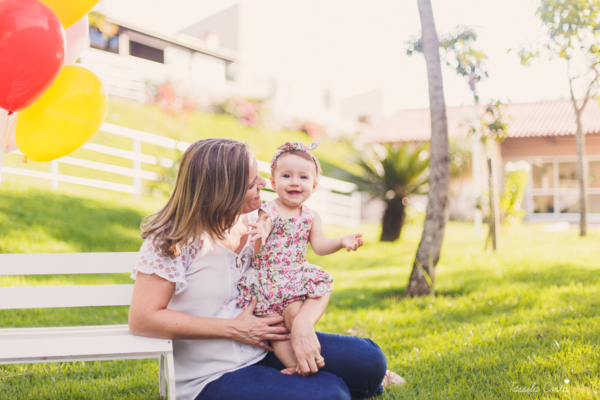 ensaio externo, clara 9 meses, fotos fofas com bebê de 9 meses, mãe de menina, mundo rosa, fotos feitas no condomínio de casas na serra, vitória es, tássila costa fotografia