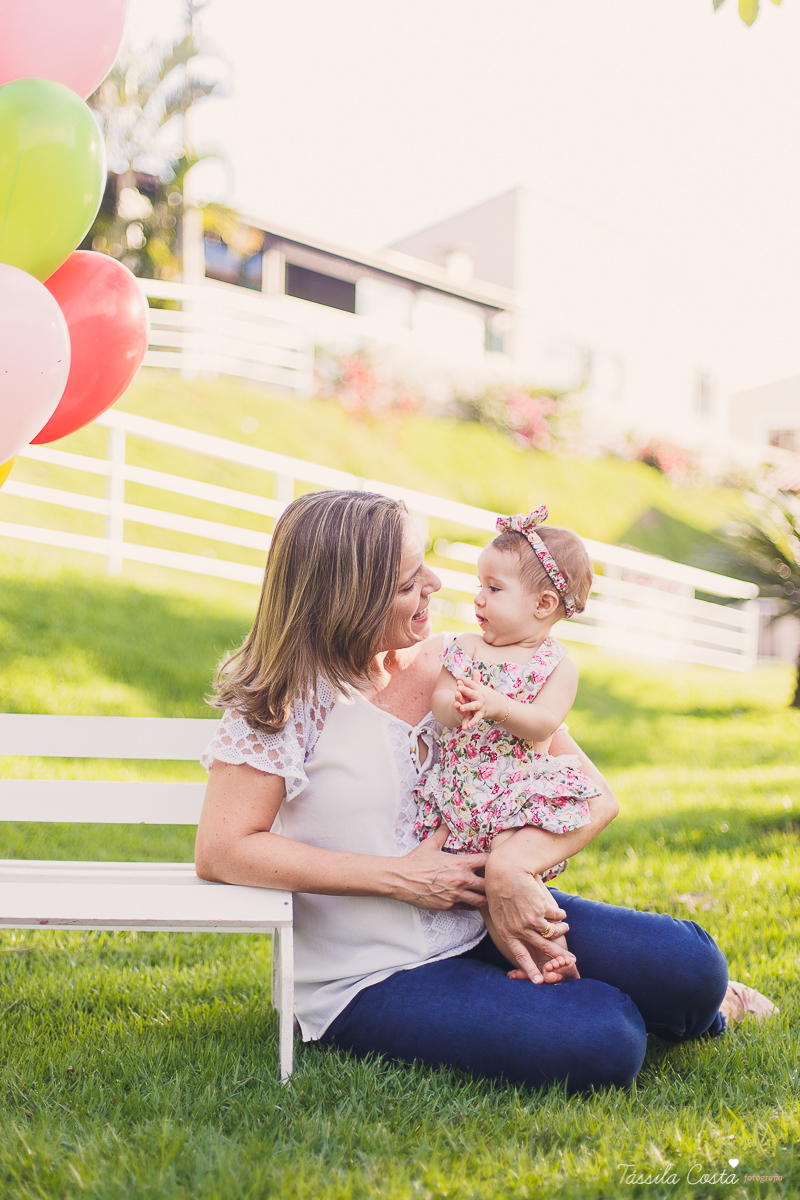 ensaio externo, clara 9 meses, fotos fofas com bebê de 9 meses, mãe de menina, mundo rosa, fotos feitas no condomínio de casas na serra, vitória es, tássila costa fotografia