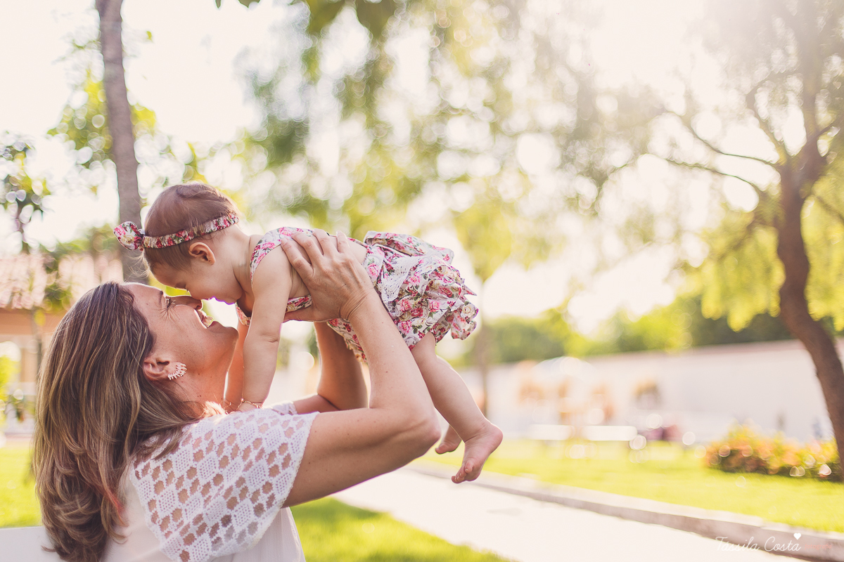 ensaio externo, clara 9 meses, fotos fofas com bebê de 9 meses, mãe de menina, mundo rosa, fotos feitas no condomínio de casas na serra, vitória es, tássila costa fotografia