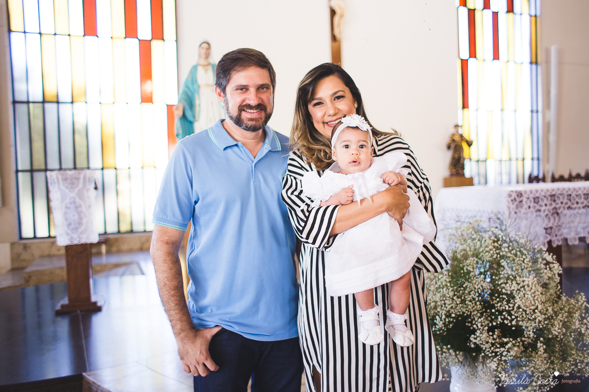 fotografia de batizado em Vitória ES, decoração para batizado, batizado feito na igreja de jardim da penha, vitória es, fotografia de família, fotos lindas de batizado, batizar em vitória es, fotos na missa de batizado, padrinho, madrinha, pais de criação