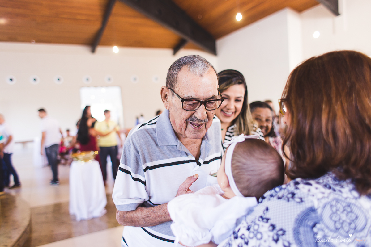 fotografia de batizado em Vitória ES, decoração para batizado, batizado feito na igreja de jardim da penha, vitória es, fotografia de família, fotos lindas de batizado, batizar em vitória es, fotos na missa de batizado, padrinho, madrinha, pais de criação