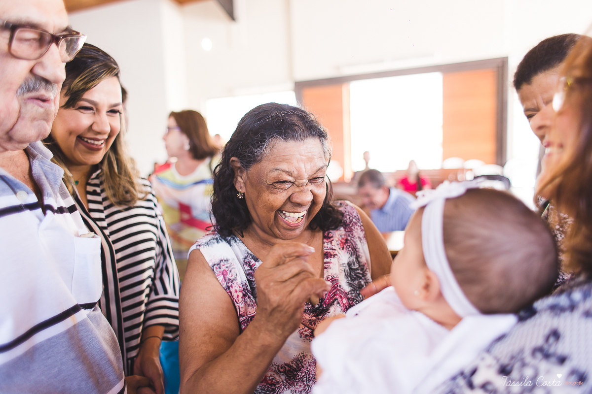 fotografia de batizado em Vitória ES, decoração para batizado, batizado feito na igreja de jardim da penha, vitória es, fotografia de família, fotos lindas de batizado, batizar em vitória es, fotos na missa de batizado, padrinho, madrinha, pais de criação