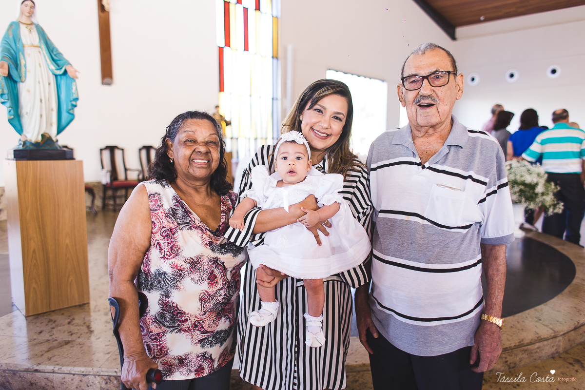 fotografia de batizado em Vitória ES, decoração para batizado, batizado feito na igreja de jardim da penha, vitória es, fotografia de família, fotos lindas de batizado, batizar em vitória es, fotos na missa de batizado, padrinho, madrinha, pais de criação