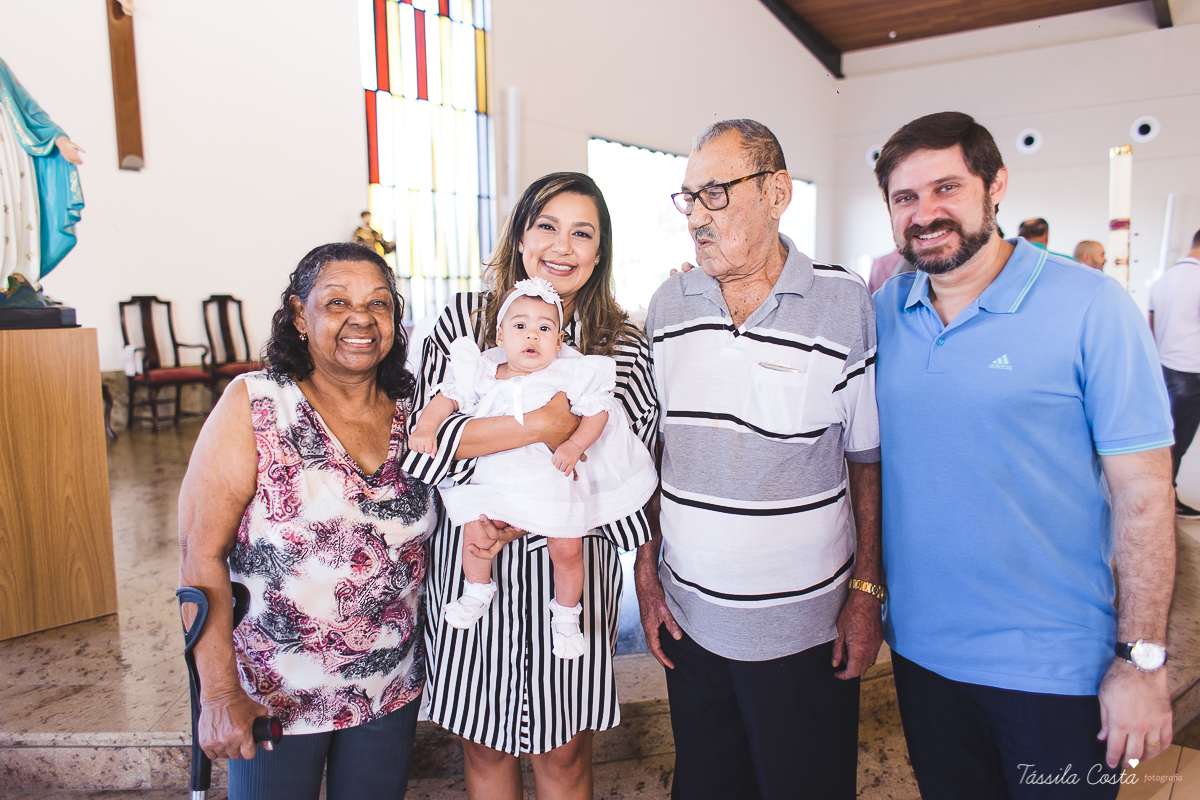 fotografia de batizado em Vitória ES, decoração para batizado, batizado feito na igreja de jardim da penha, vitória es, fotografia de família, fotos lindas de batizado, batizar em vitória es, fotos na missa de batizado, padrinho, madrinha, pais de criação