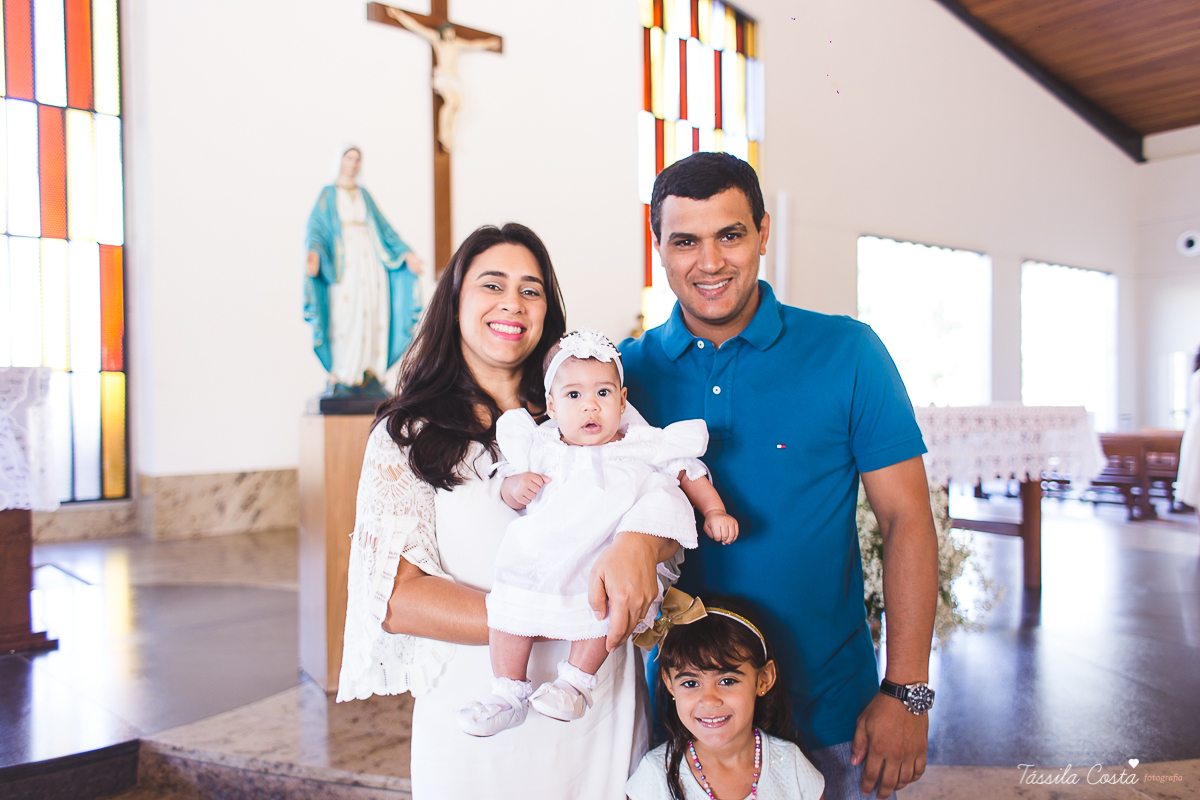 fotografia de batizado em Vitória ES, decoração para batizado, batizado feito na igreja de jardim da penha, vitória es, fotografia de família, fotos lindas de batizado, batizar em vitória es, fotos na missa de batizado, padrinho, madrinha, pais de criação