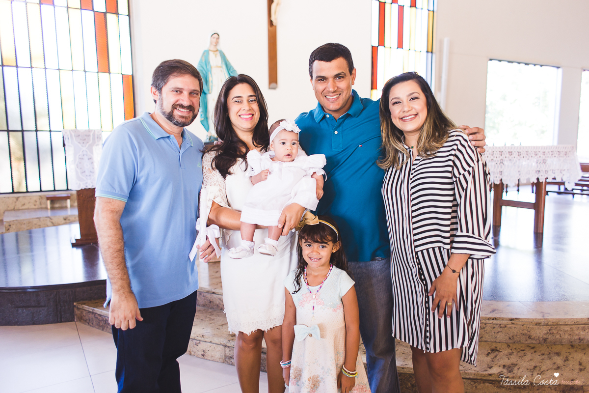 fotografia de batizado em Vitória ES, decoração para batizado, batizado feito na igreja de jardim da penha, vitória es, fotografia de família, fotos lindas de batizado, batizar em vitória es, fotos na missa de batizado, padrinho, madrinha, pais de criação