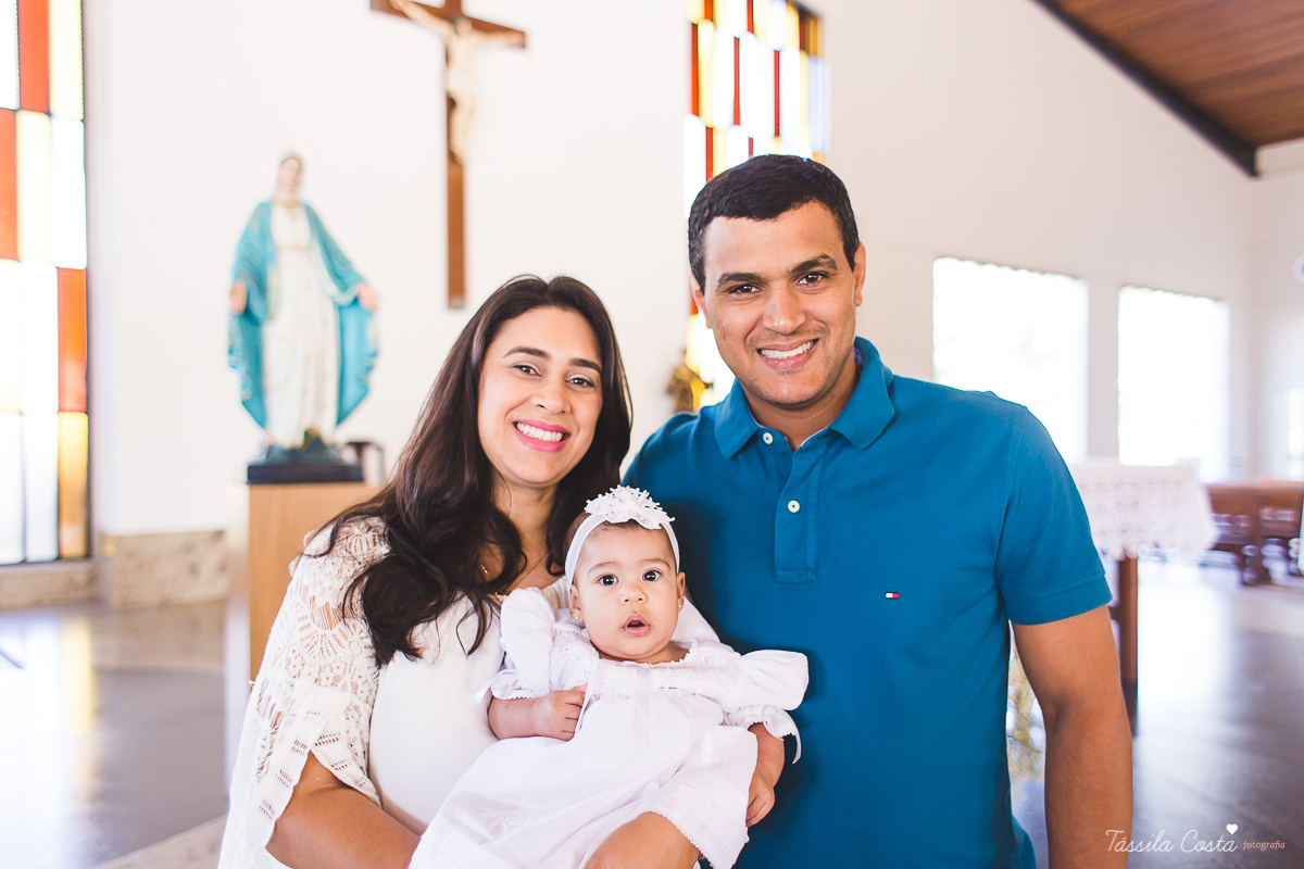 fotografia de batizado em Vitória ES, decoração para batizado, batizado feito na igreja de jardim da penha, vitória es, fotografia de família, fotos lindas de batizado, batizar em vitória es, fotos na missa de batizado, padrinho, madrinha, pais de criação