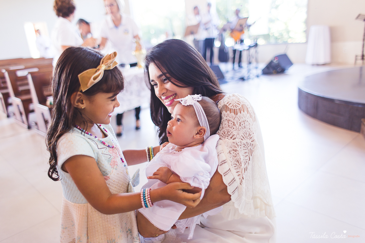 fotografia de batizado em Vitória ES, decoração para batizado, batizado feito na igreja de jardim da penha, vitória es, fotografia de família, fotos lindas de batizado, batizar em vitória es, fotos na missa de batizado, padrinho, madrinha, pais de criação