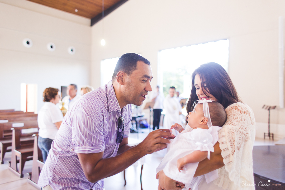 fotografia de batizado em Vitória ES, decoração para batizado, batizado feito na igreja de jardim da penha, vitória es, fotografia de família, fotos lindas de batizado, batizar em vitória es, fotos na missa de batizado, padrinho, madrinha, pais de criação