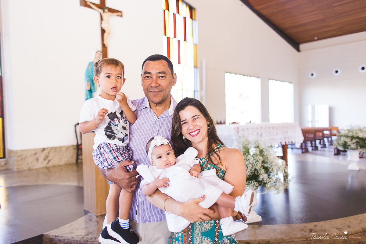 fotografia de batizado em Vitória ES, decoração para batizado, batizado feito na igreja de jardim da penha, vitória es, fotografia de família, fotos lindas de batizado, batizar em vitória es, fotos na missa de batizado, padrinho, madrinha, pais de criação