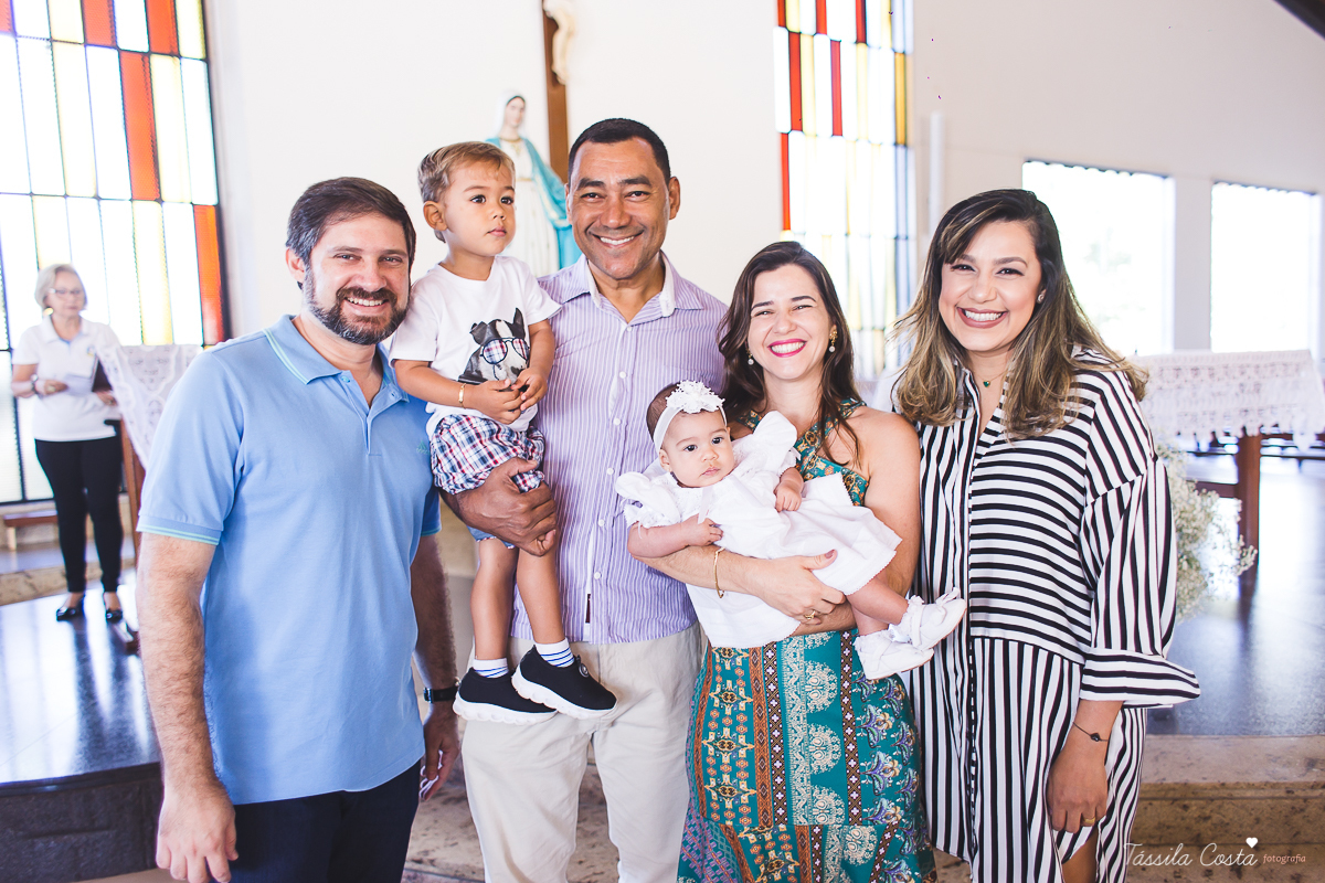 fotografia de batizado em Vitória ES, decoração para batizado, batizado feito na igreja de jardim da penha, vitória es, fotografia de família, fotos lindas de batizado, batizar em vitória es, fotos na missa de batizado, padrinho, madrinha, pais de criação