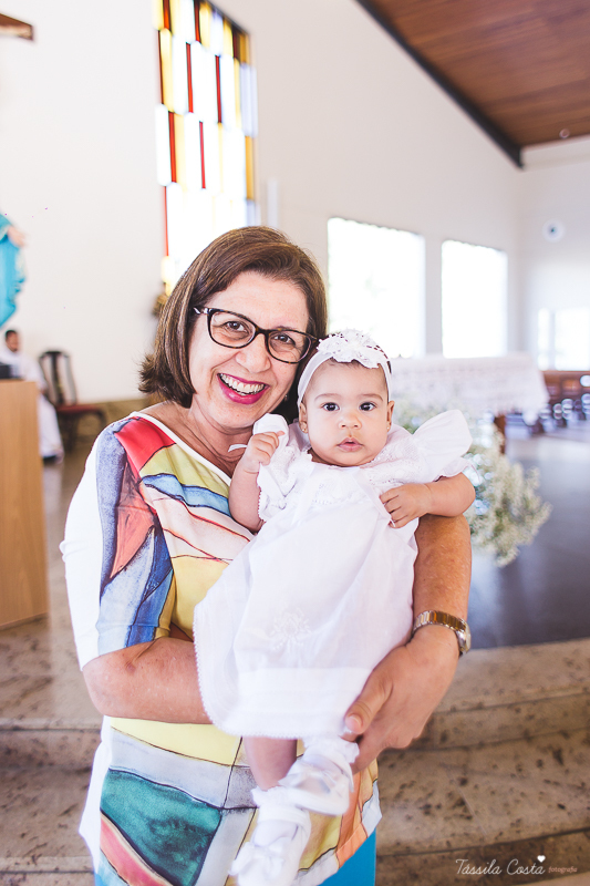 fotografia de batizado em Vitória ES, decoração para batizado, batizado feito na igreja de jardim da penha, vitória es, fotografia de família, fotos lindas de batizado, batizar em vitória es, fotos na missa de batizado, padrinho, madrinha, pais de criação