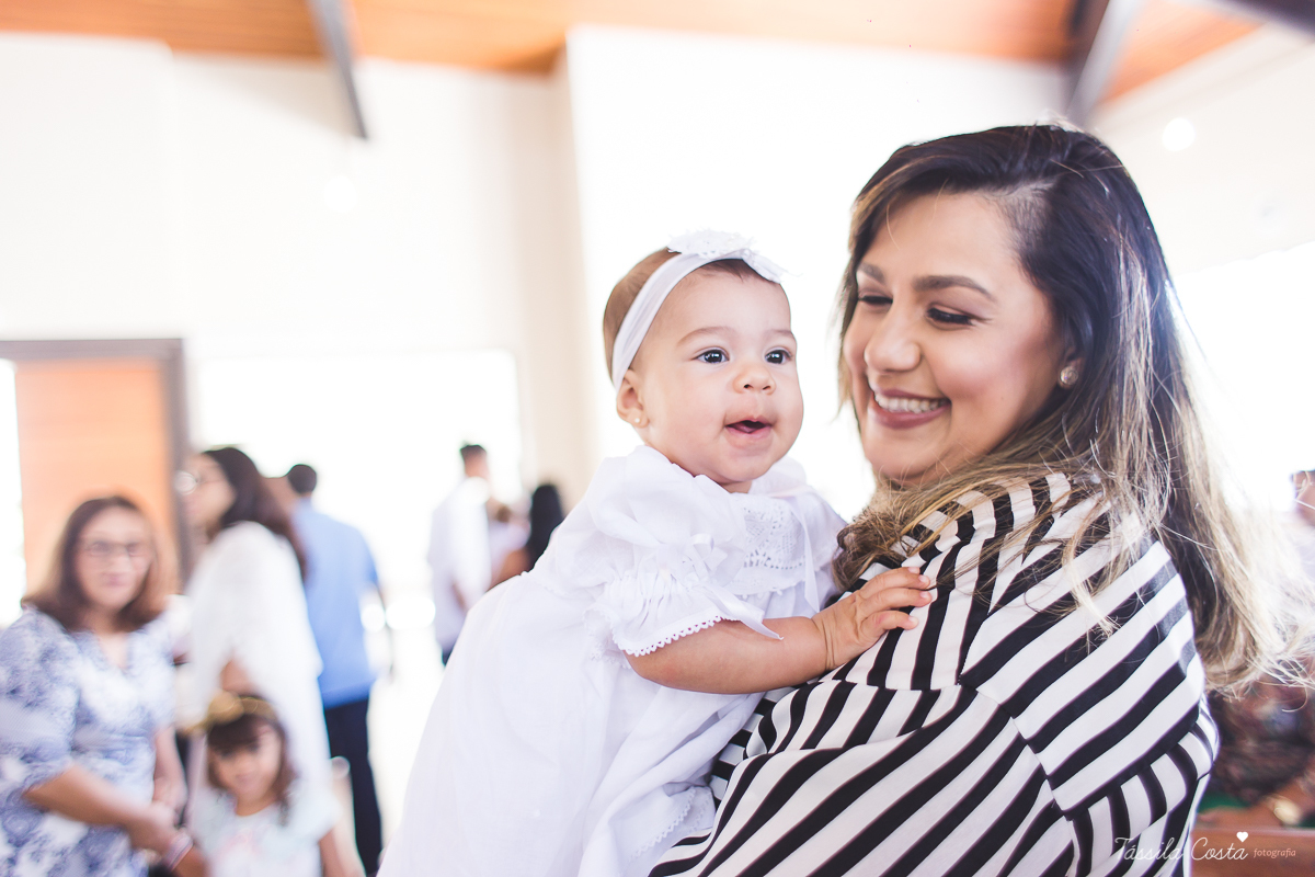 fotografia de batizado em Vitória ES, decoração para batizado, batizado feito na igreja de jardim da penha, vitória es, fotografia de família, fotos lindas de batizado, batizar em vitória es, fotos na missa de batizado, padrinho, madrinha, pais de criação