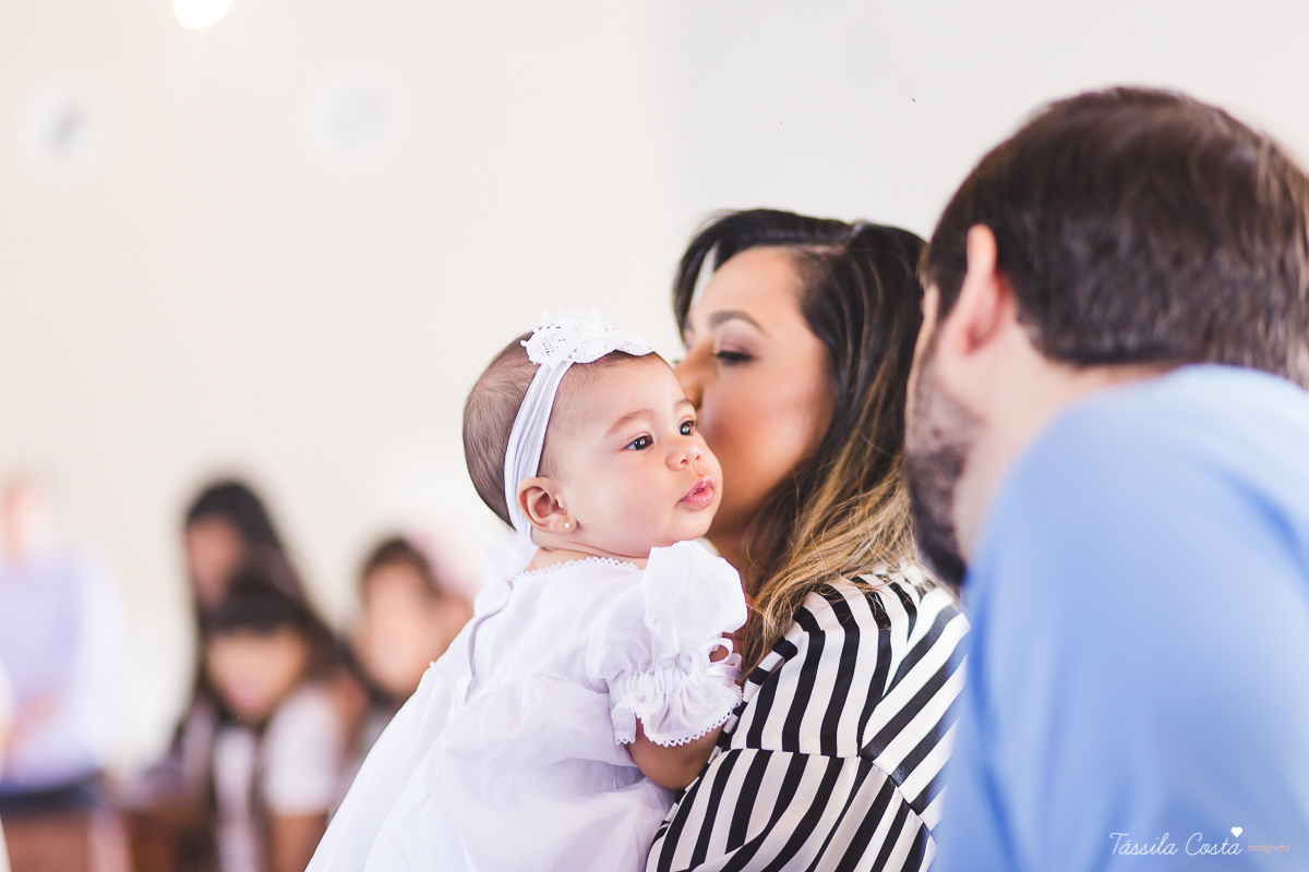 fotografia de batizado em Vitória ES, decoração para batizado, batizado feito na igreja de jardim da penha, vitória es, fotografia de família, fotos lindas de batizado, batizar em vitória es, fotos na missa de batizado, padrinho, madrinha, pais de criação