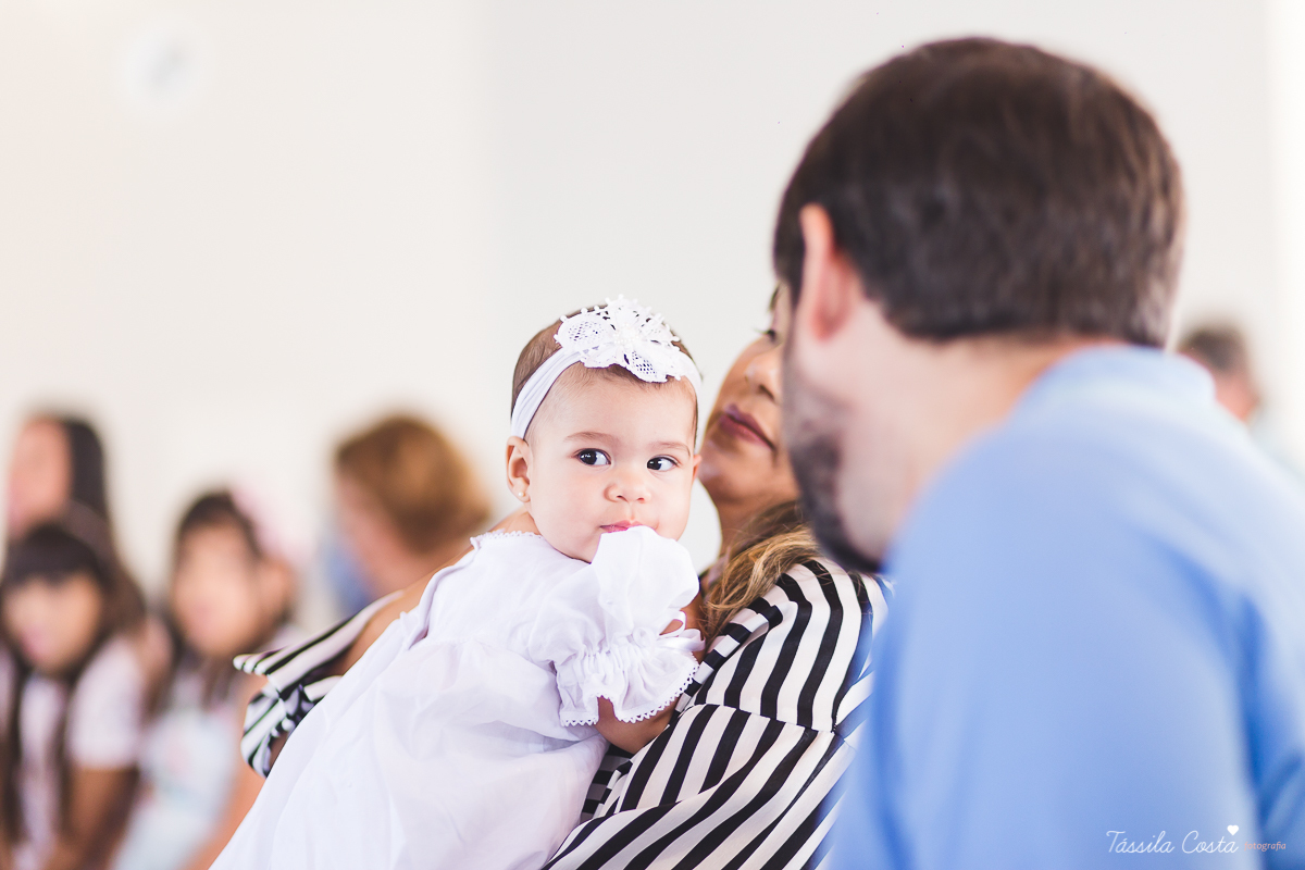 fotografia de batizado em Vitória ES, decoração para batizado, batizado feito na igreja de jardim da penha, vitória es, fotografia de família, fotos lindas de batizado, batizar em vitória es, fotos na missa de batizado, padrinho, madrinha, pais de criação